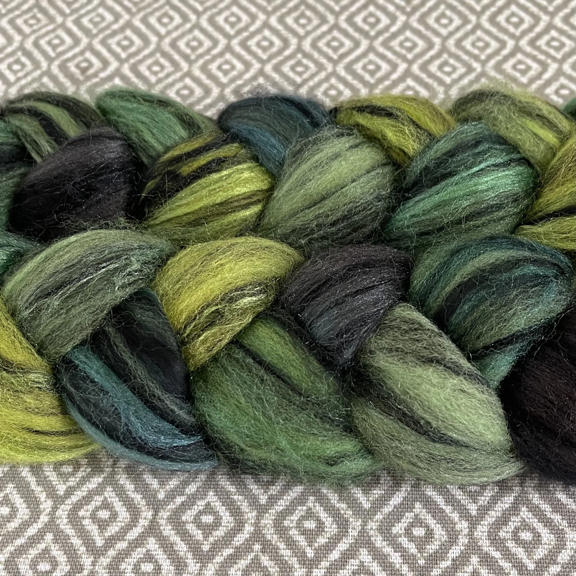 Polwarth Black Bamboo Silk Roving - Peridot