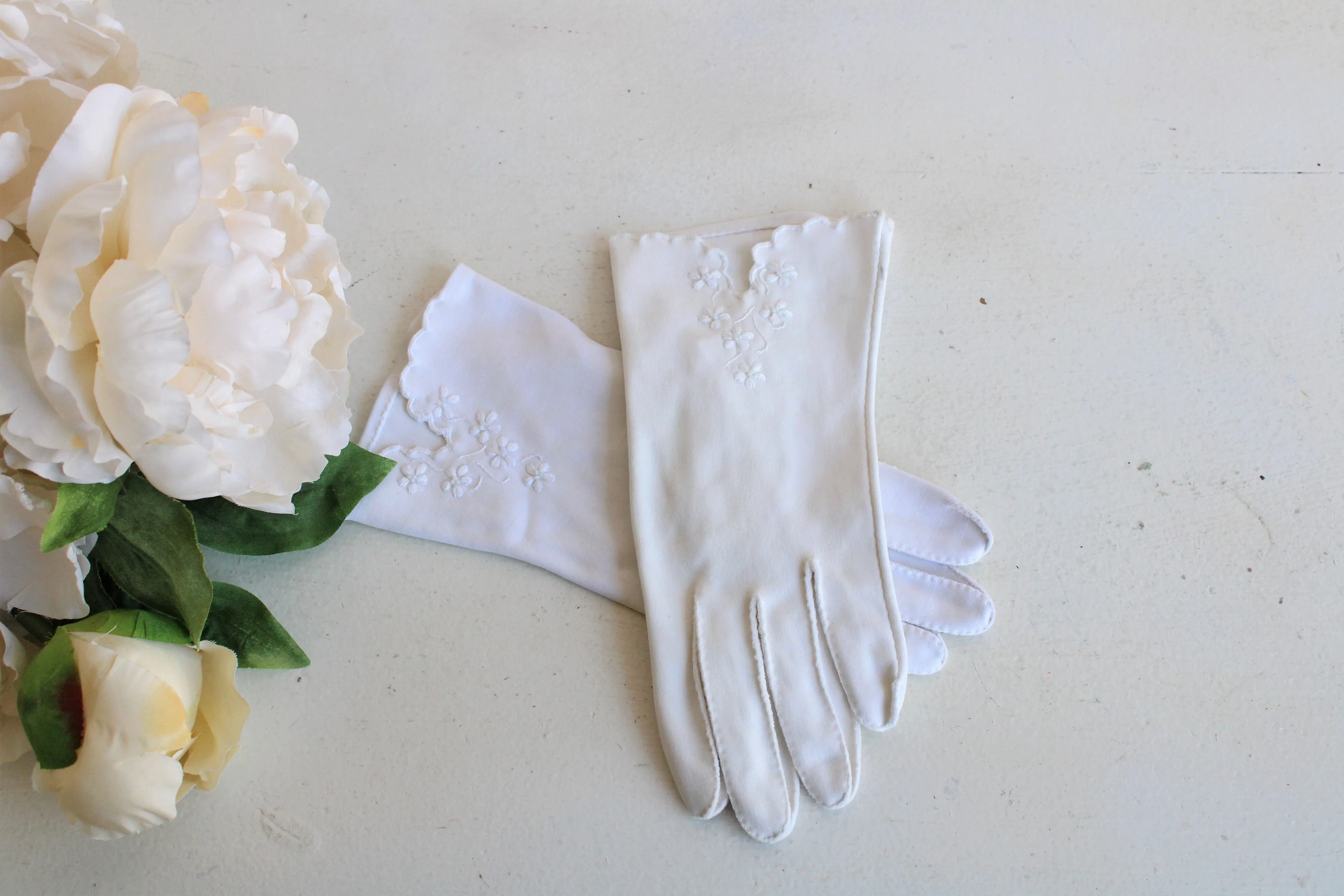 Vintage 1950s 1960s Gloves With Daisy Flower Trim