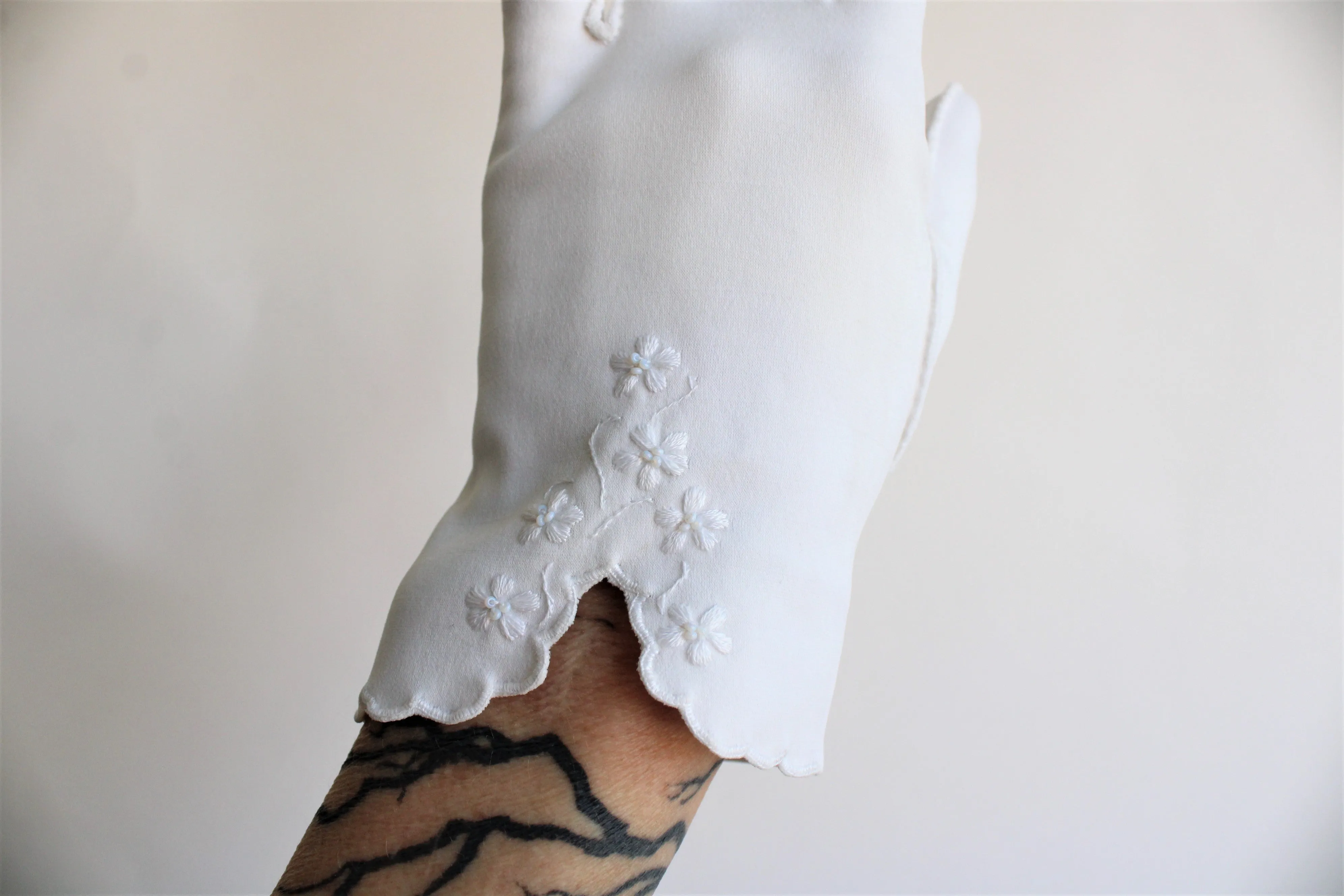 Vintage 1950s 1960s Gloves With Daisy Flower Trim