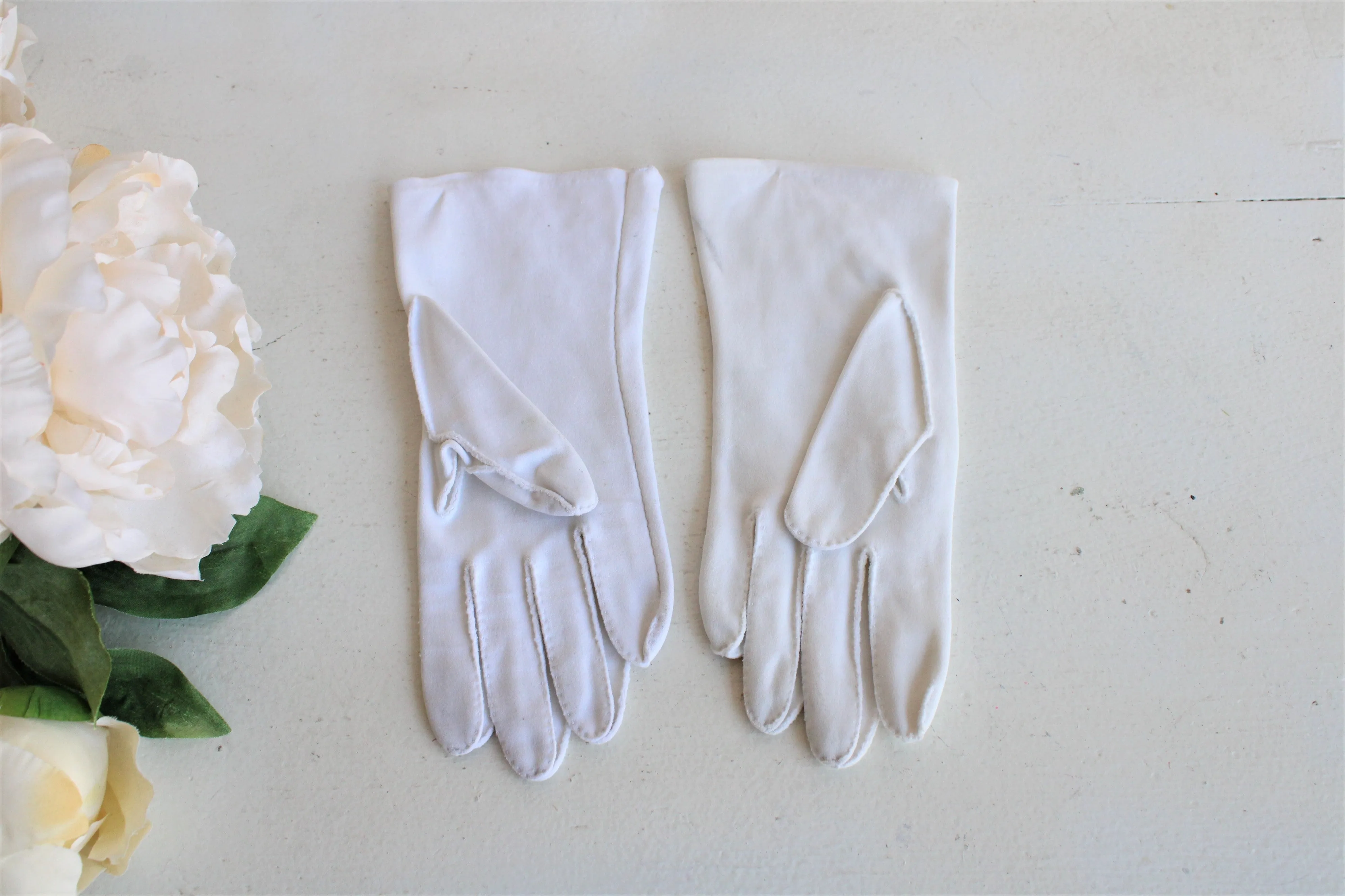 Vintage 1950s 1960s Gloves With Daisy Flower Trim